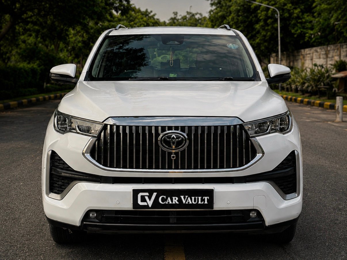 Toyota Innova Hycross ZX(O) 2024 White - Front View