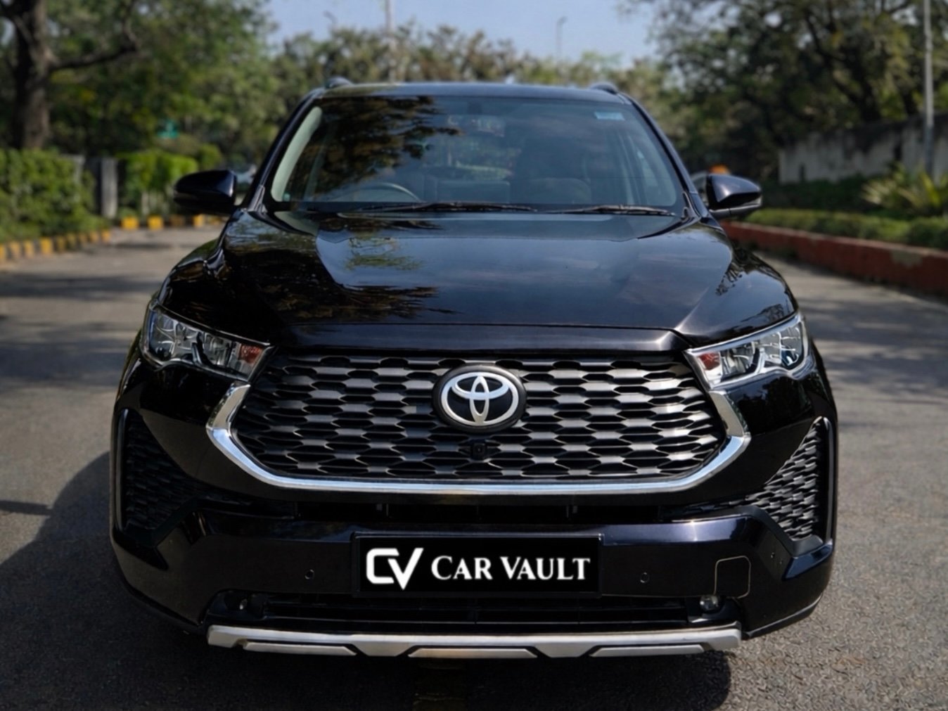 Toyota Innova Hycross VX(O) - Front View