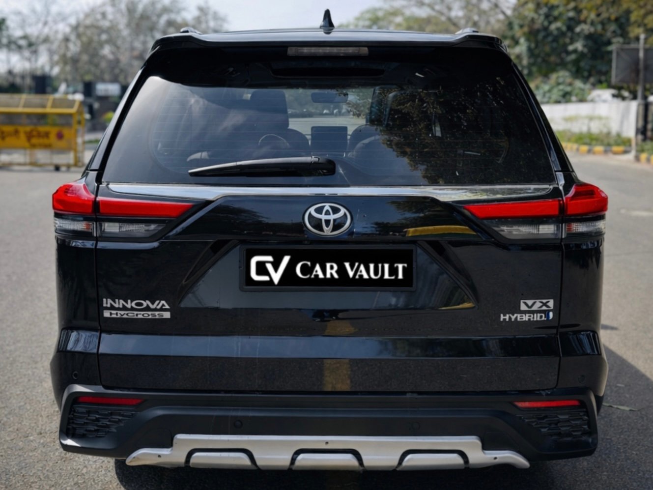 Toyota Innova Hycross VX(O) - Side View