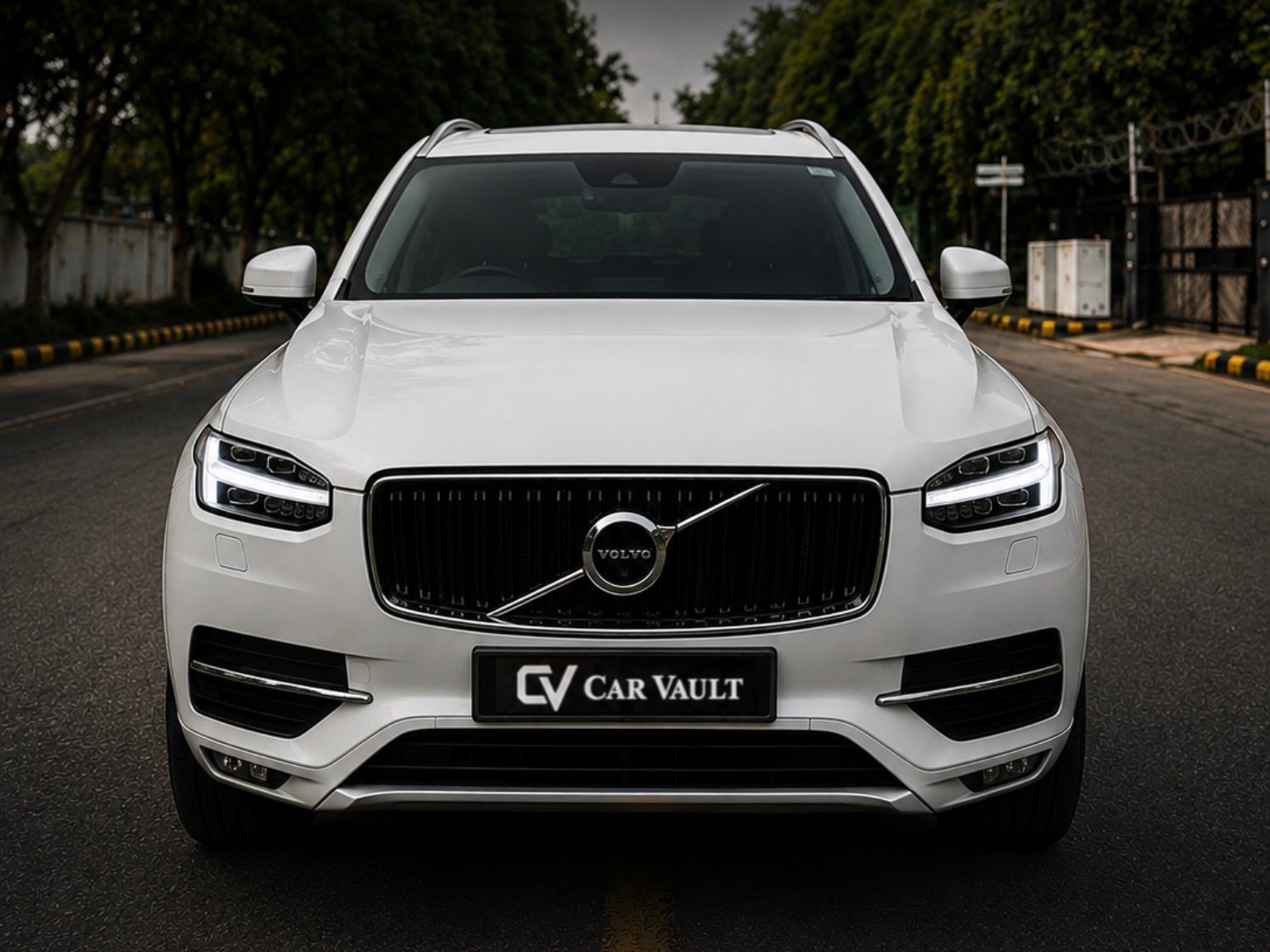 Volvo XC90 D5 2019 White - Front View