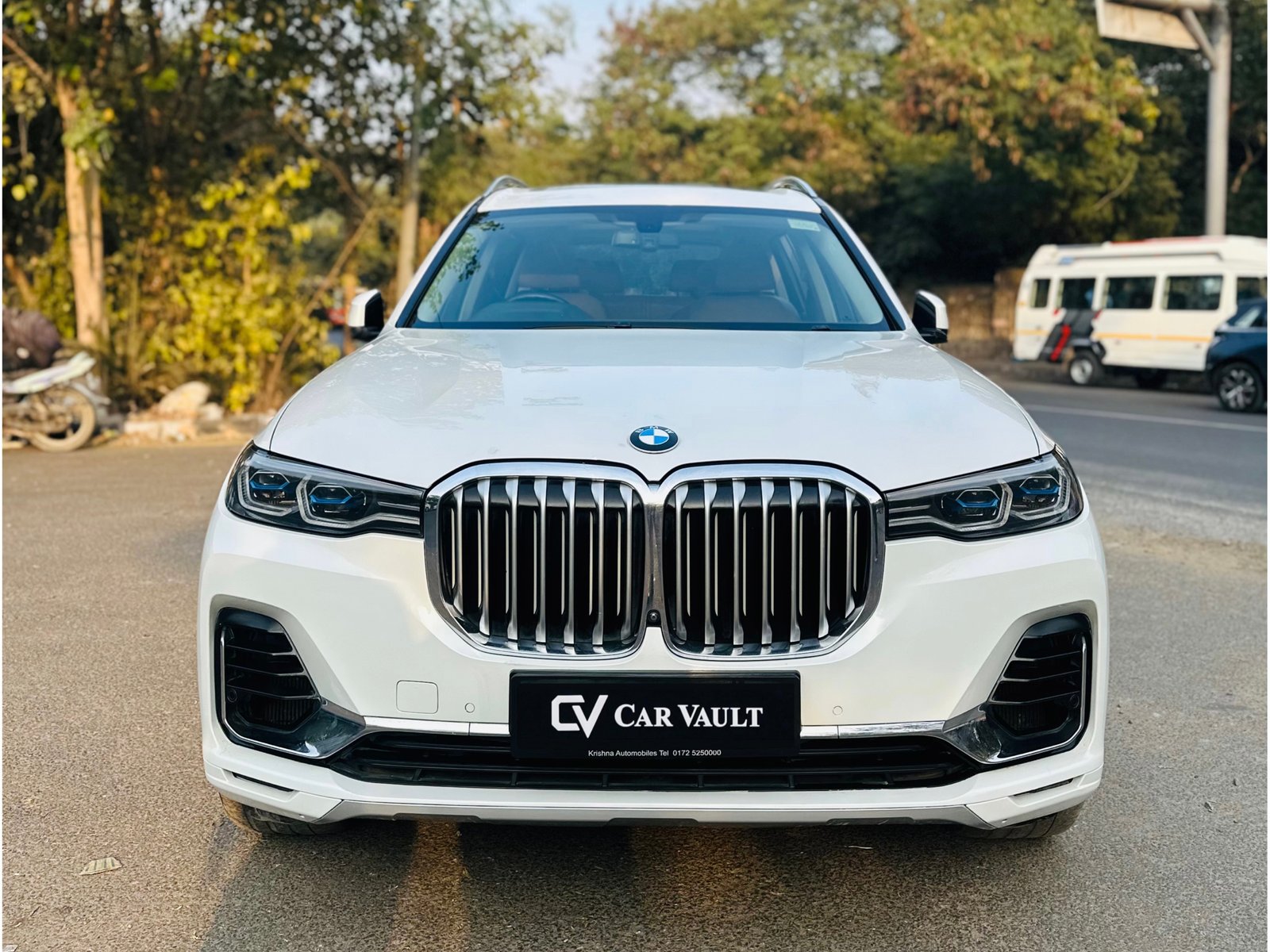 BMW X7 xDrive 30d - Front View