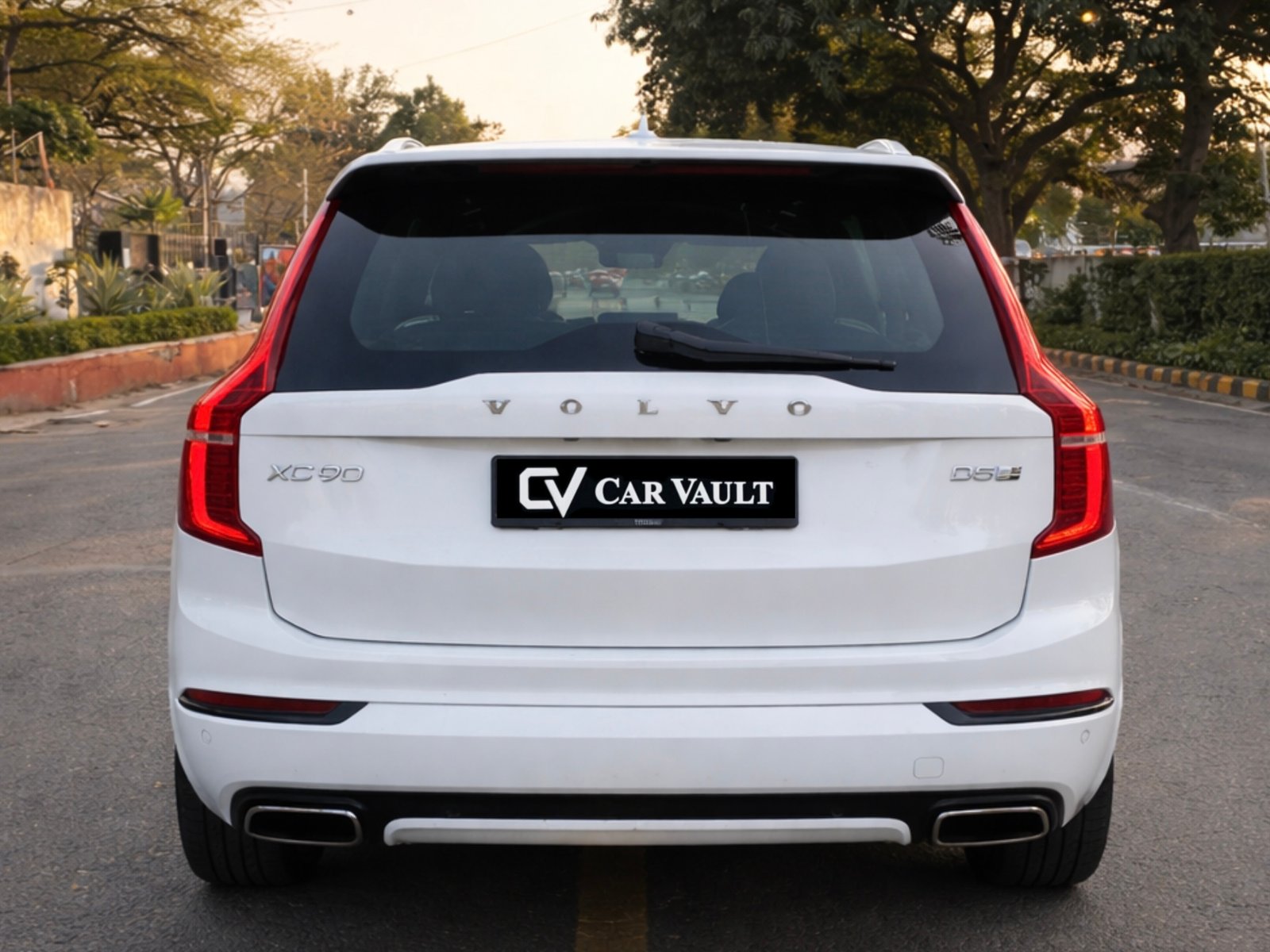 Volvo XC90 R-Design - Side View